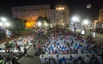 Organizaciones de desocupados y familias sin techo compartieron la Nochebuena frente al Congreso nacional y en el Obelisco
