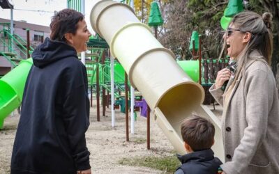 Mayra inauguró los nuevos juegos inclusivos de la plaza Onda Verde en Quilmes centro