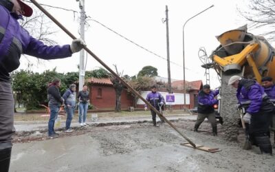 MAYRA SUPERVISÓ TRABAJOS DE BACHEO EN HORMIGÓN EN QUILMES OESTE Y DIALOGÓ CON LOS VECINOS