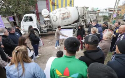 MAYRA RECORRIÓ LA OBRA DE PAVIMENTACIÓN DEL BARRIO DREYMAR DE QUILMES OESTE JUNTO A VECINOS Y VECINAS