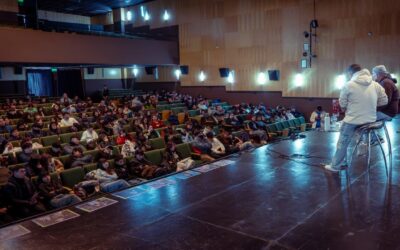 EL PERIODISTA NICOLÁS CAYETANO BRINDÓ UNA CHARLA ANTE MÁS DE 400 JÓVENES DE ESCUELAS SECUNDARIAS DE QUILMES