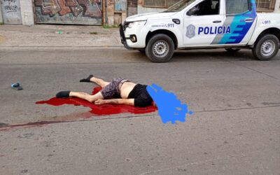 Motociclista impactó contra el elemento colocado para impedir la circulación.