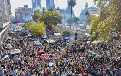 Multitudinaria marcha en Plaza de Mayo