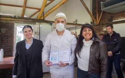 EL MUNICIPIO DE QUILMES ENTREGÓ CARNETS DE MANIPULACIÓN SEGURA DE ALIMENTOS A TRABAJADORES DEL FRIGORÍFICO CIABER