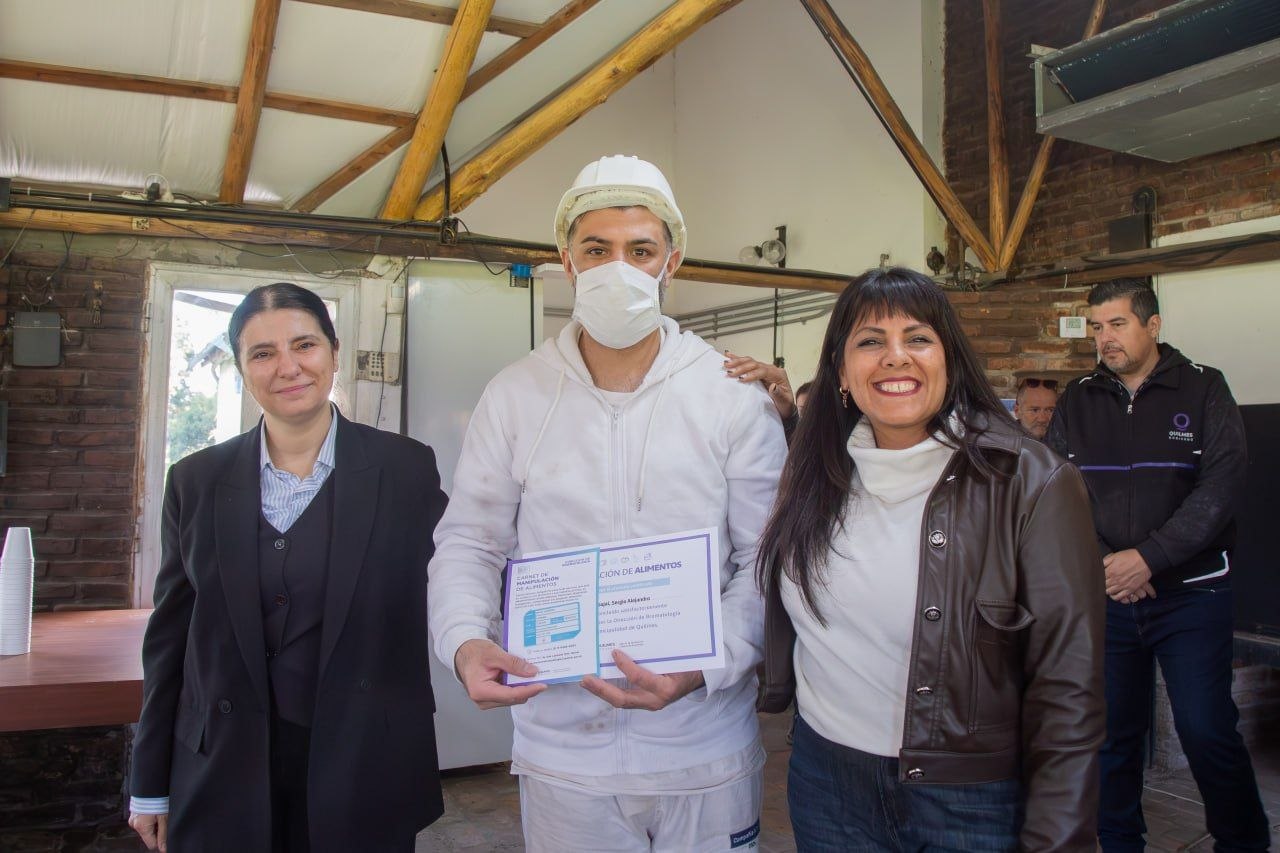 EL MUNICIPIO DE QUILMES ENTREGÓ CARNETS DE MANIPULACIÓN SEGURA DE ALIMENTOS A TRABAJADORES DEL FRIGORÍFICO CIABER 1