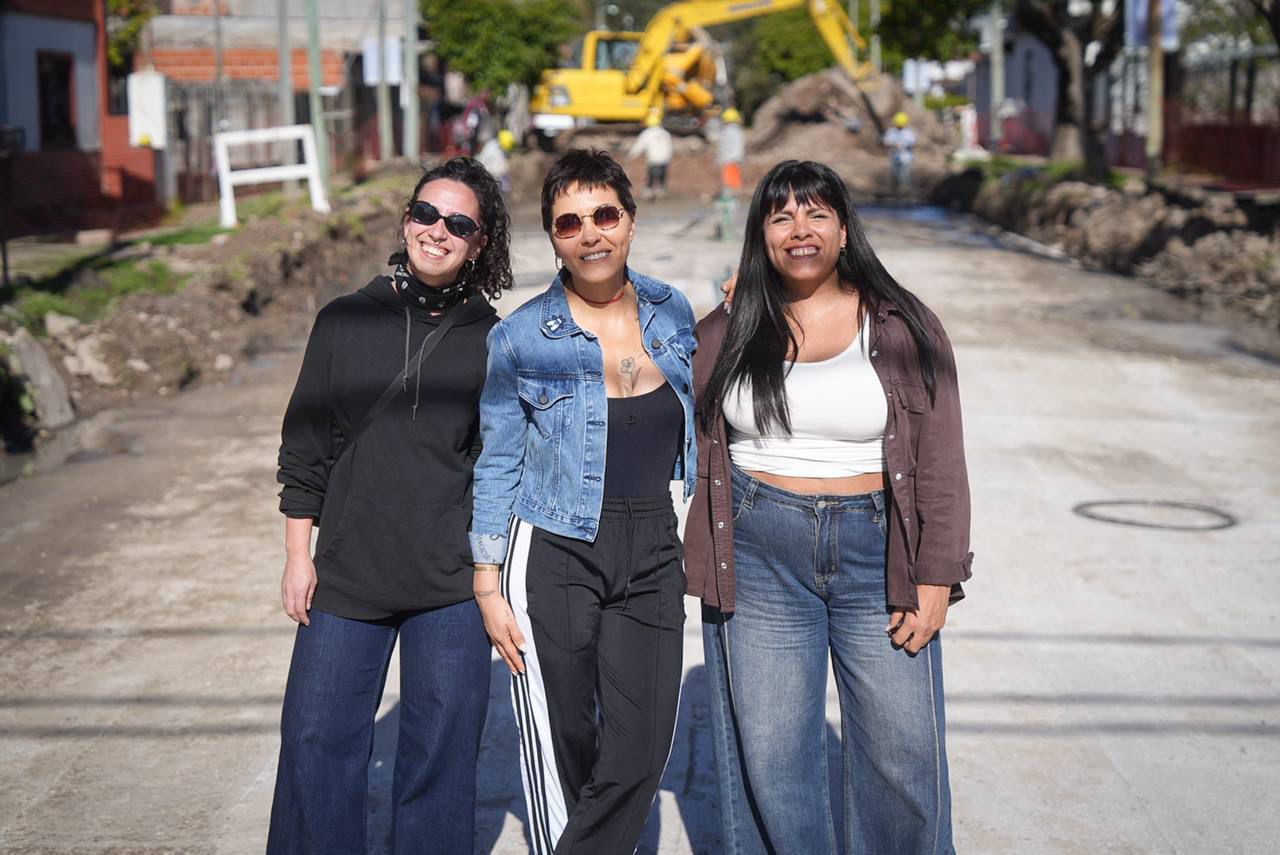 MAYRA Y EVA MIERI RECORRIERON EL INICIO DE LA OBRA DE PAVIMENTACIÓN DE 10 NUEVAS CUADRAS EN VILLA ALCIRA 2