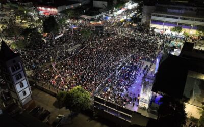 MAYRA JUNTO A FUNCIONARIOS MUNICIPALES Y UNA MULTITUD DE VECINOS DISFRUTARON DEL CIERRE MUSICAL DE RODRIGO TAPARI