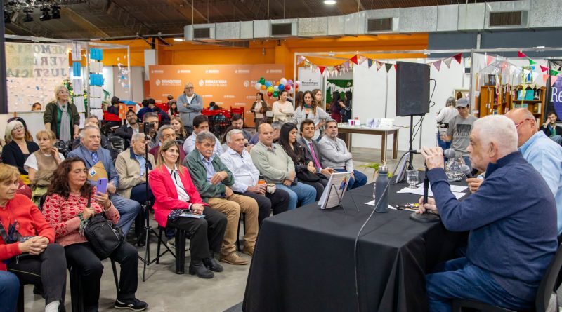 Jorge-Tronqui-presento-su-primer-libro-en-LibrArte-2026-3-800×445